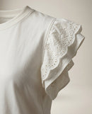 Tricou de damă alb din bumbac cu mâneci scurte cu volane și broderie, stil casual-elegant