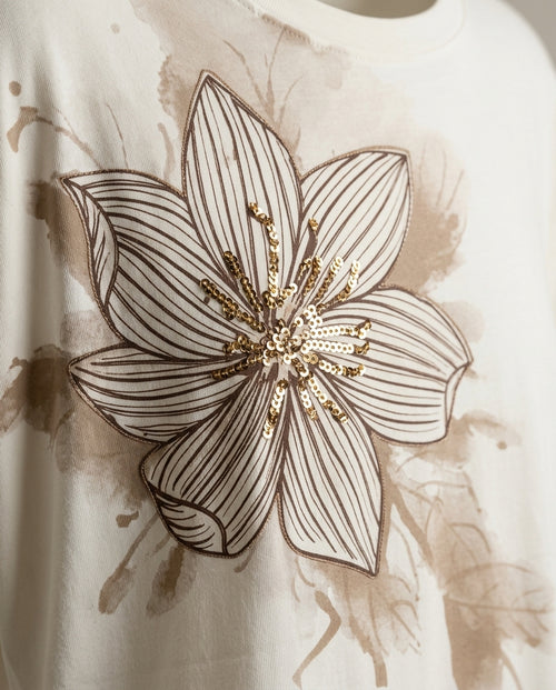 Tricou de damă alb lejer cu imprimeu floral maro și detalii cu paiete aurii