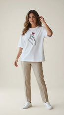 Tricou de damă alb oversize din bumbac cu imprimeu 'finger heart' și inimă roșie cu strasuri