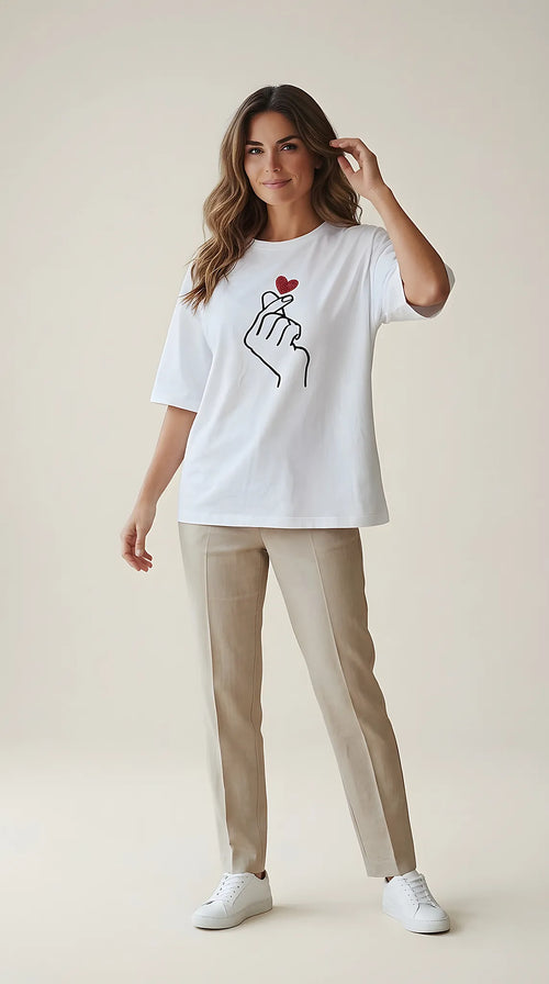 Tricou de damă alb oversize din bumbac cu imprimeu 'finger heart' și inimă roșie cu strasuri