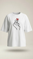Tricou de damă alb oversize din bumbac cu imprimeu 'finger heart' și inimă roșie cu strasuri