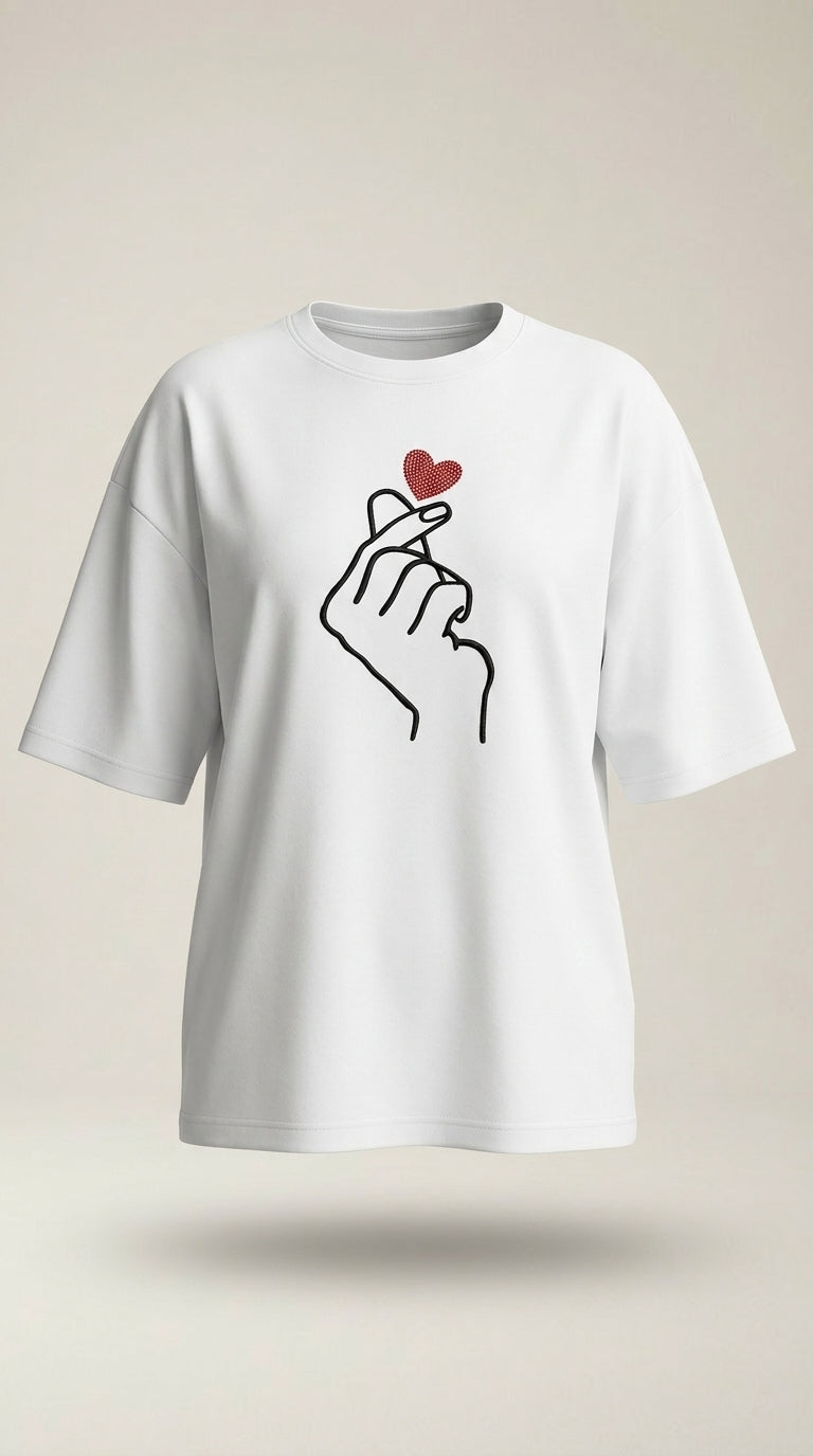 Tricou de damă alb oversize din bumbac cu imprimeu 'finger heart' și inimă roșie cu strasuri