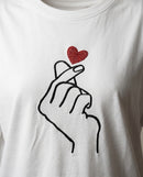 Tricou de damă alb oversize din bumbac cu imprimeu 'finger heart' și inimă roșie cu strasuri