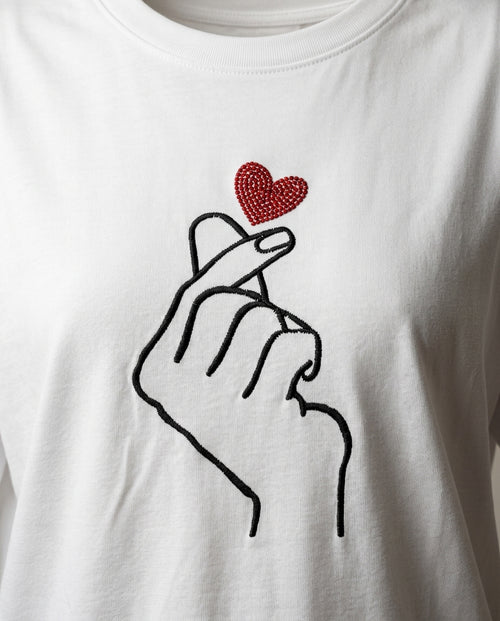 Tricou de damă alb oversize din bumbac cu imprimeu 'finger heart' și inimă roșie cu strasuri