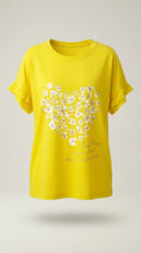 Tricou de damă galben vibrant cu imprimeu floral în formă de inimă și mesaj caligrafic, mâneci scurte, din amestec de bumbac și vâscoză