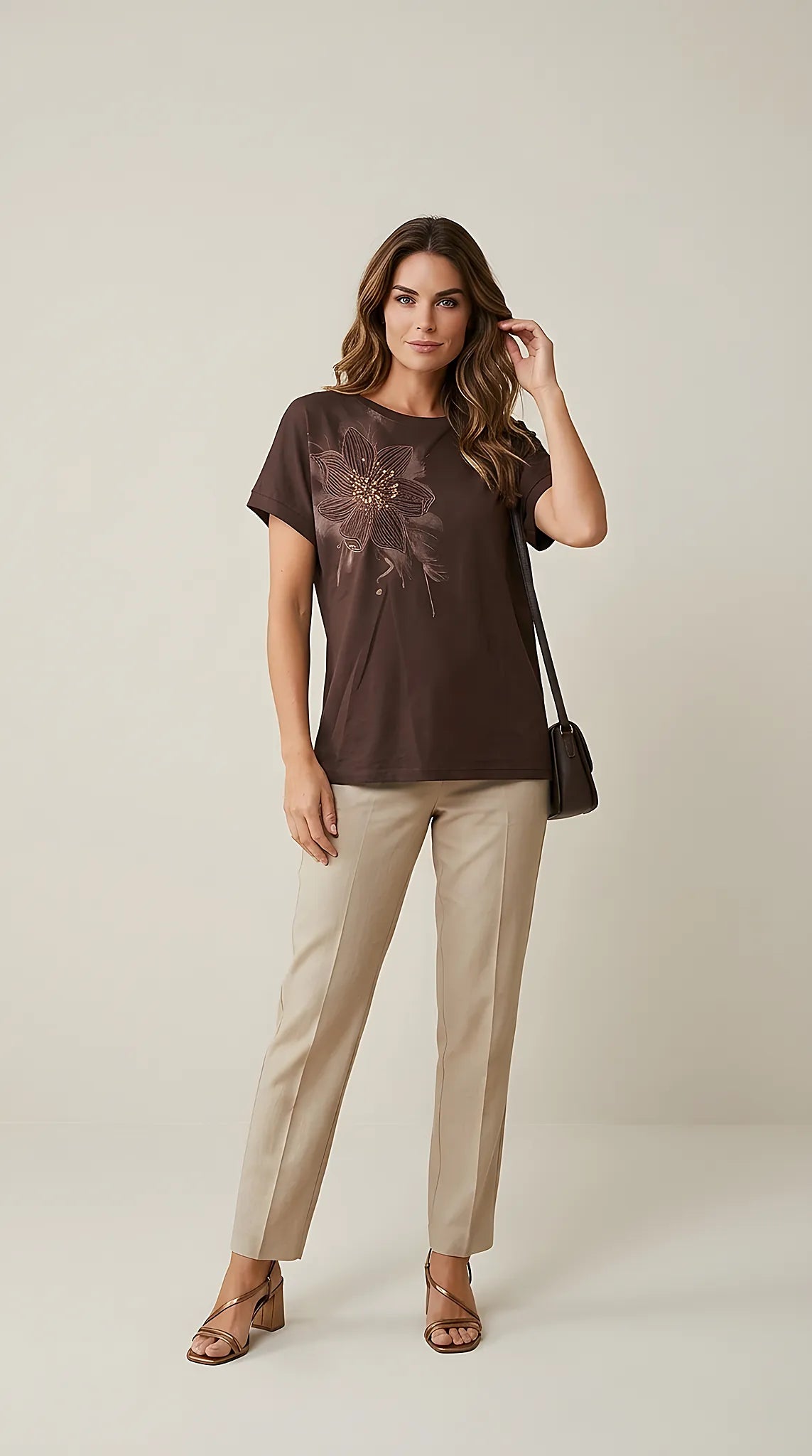 Tricou de damă maro cu design floral și aplicații de paiete, mânecă scurtă, stil casual-chic