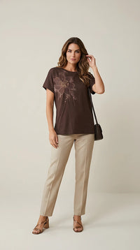 Tricou de damă maro cu design floral și aplicații de paiete, mânecă scurtă, stil casual-chic | Mira Style