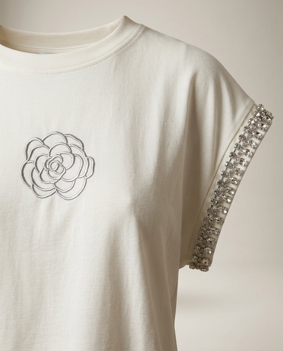 Tricou elegant de damă alb cu broderie trandafir și aplicații strălucitoare pe mâneci
