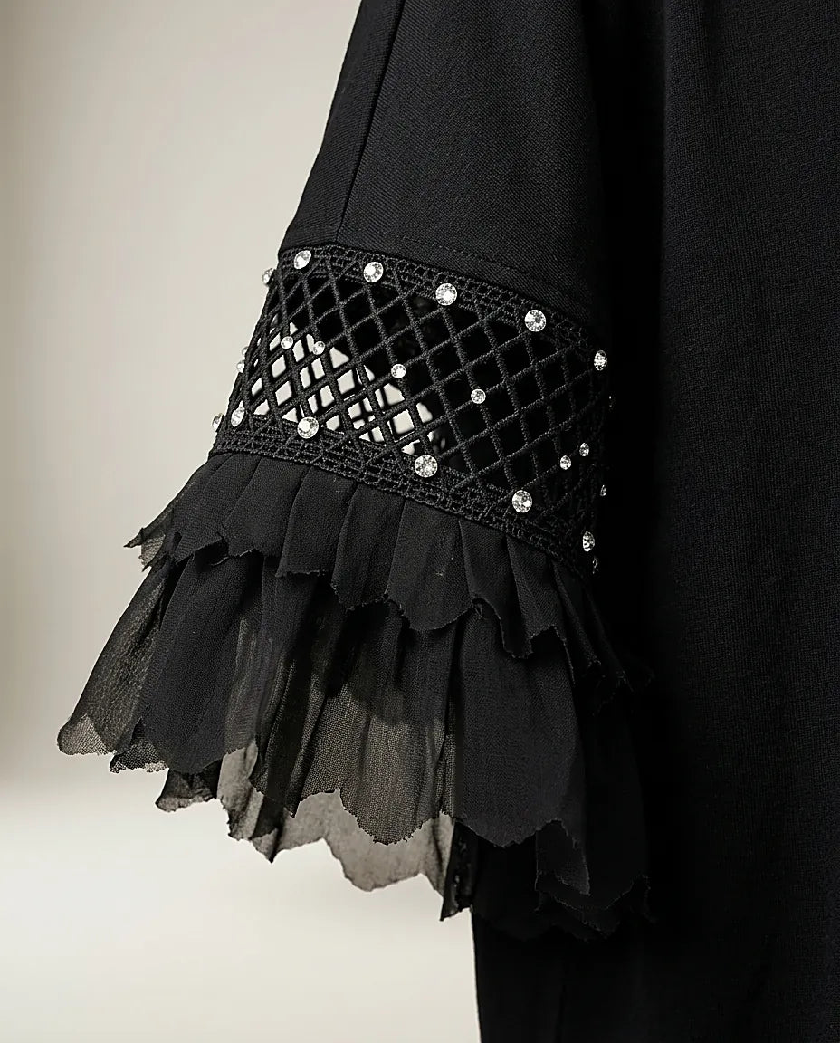 Tricou elegant negru de damă cu mâneci scurte evazate din volane și inserții cu cristale