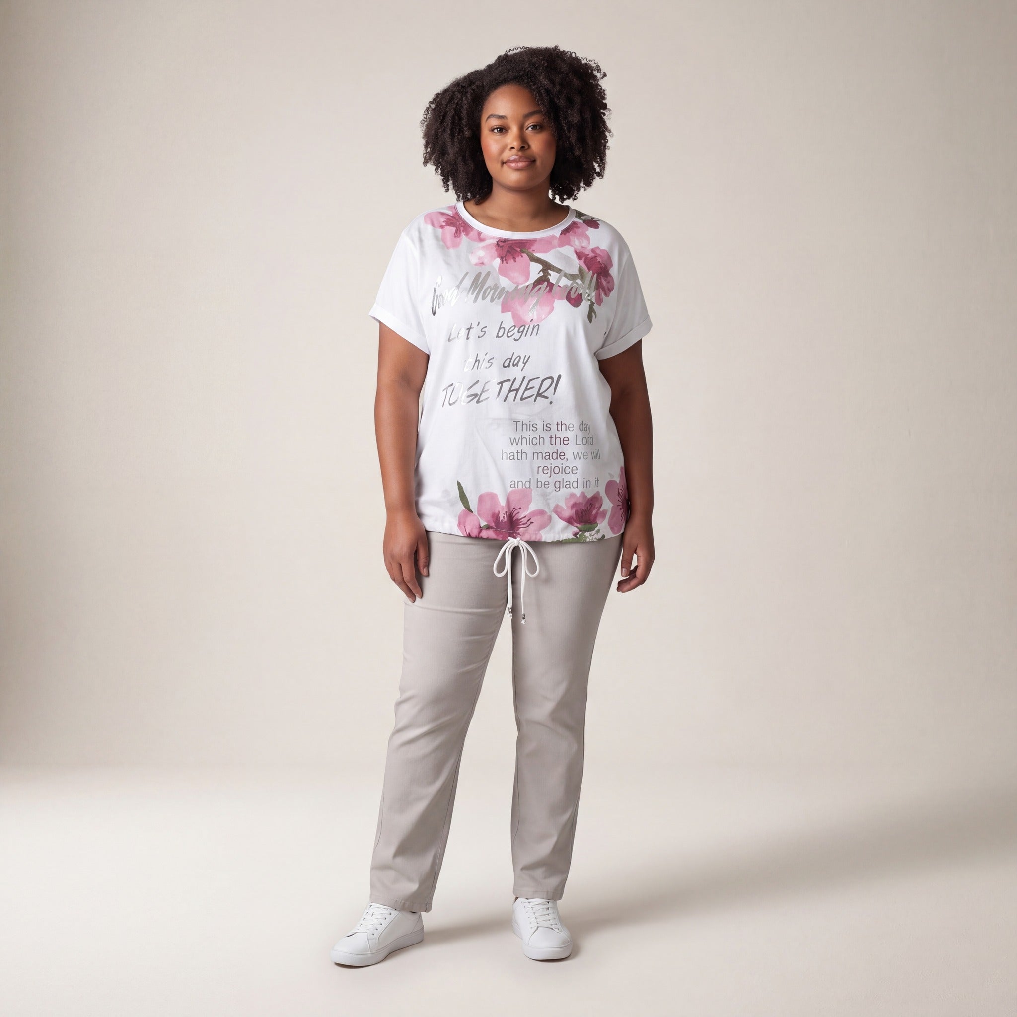 Tricou cu imprimeu floral și șnur, alb — purtat, din față