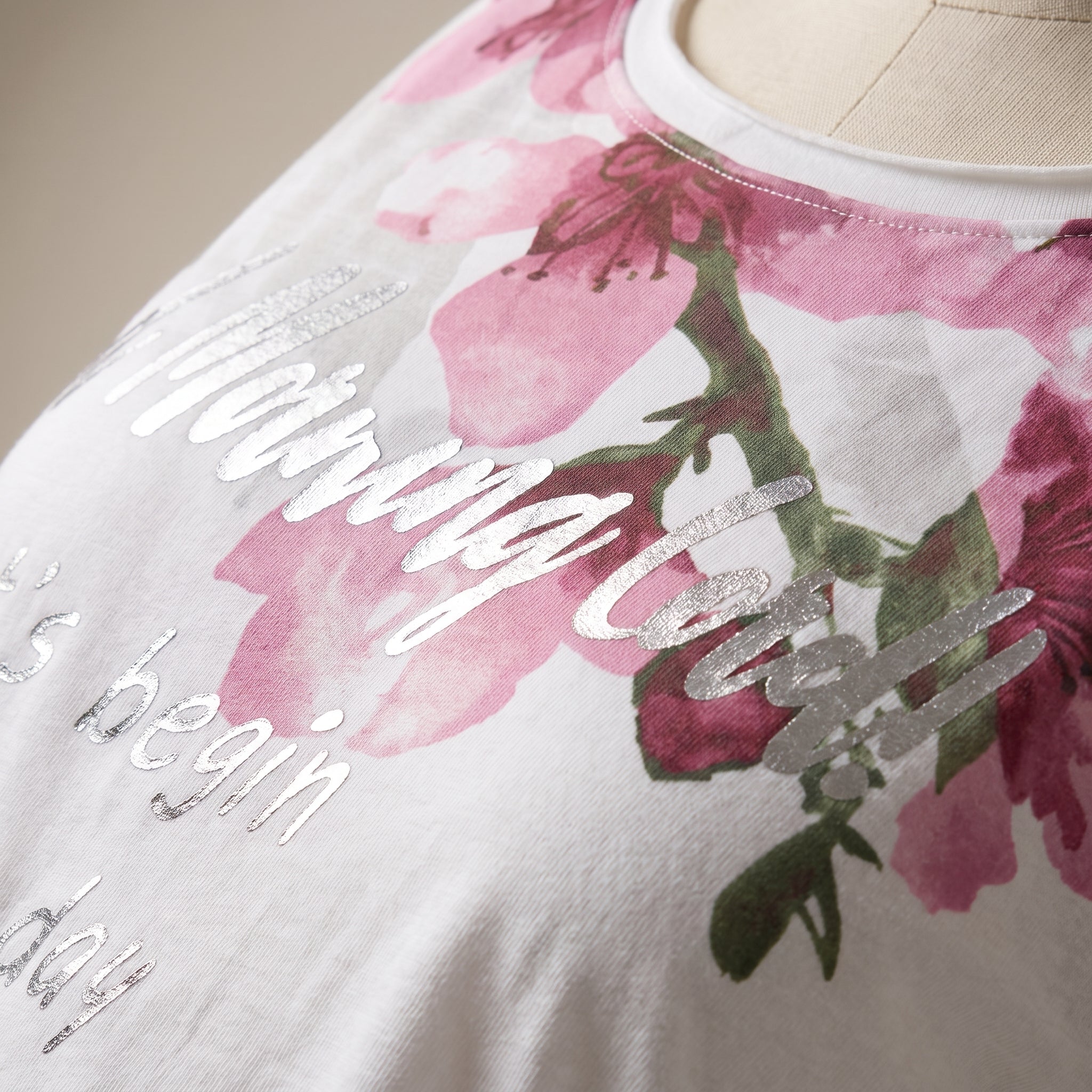 Tricou cu imprimeu floral și șnur, alb — detaliu material