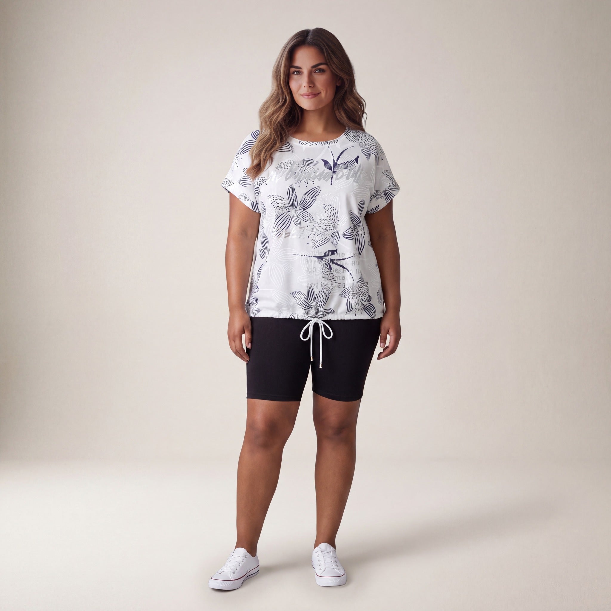 Tricou cu imprimeu floral și șnur în talie — purtat, din față