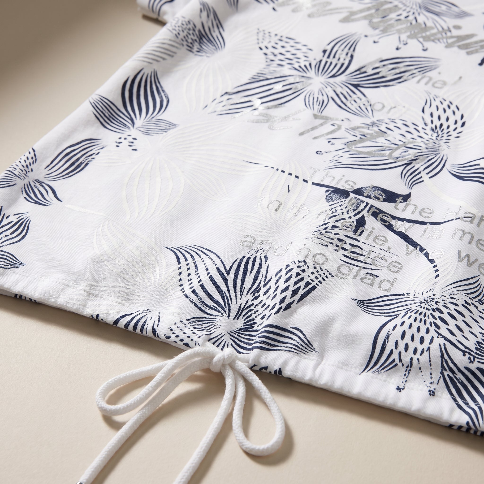 Tricou cu imprimeu floral și șnur în talie — detaliu material