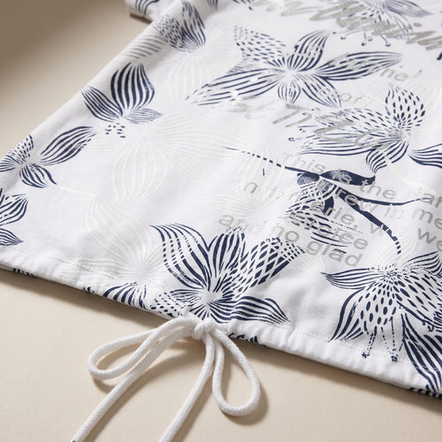 Tricou cu imprimeu floral și șnur în talie — detaliu material