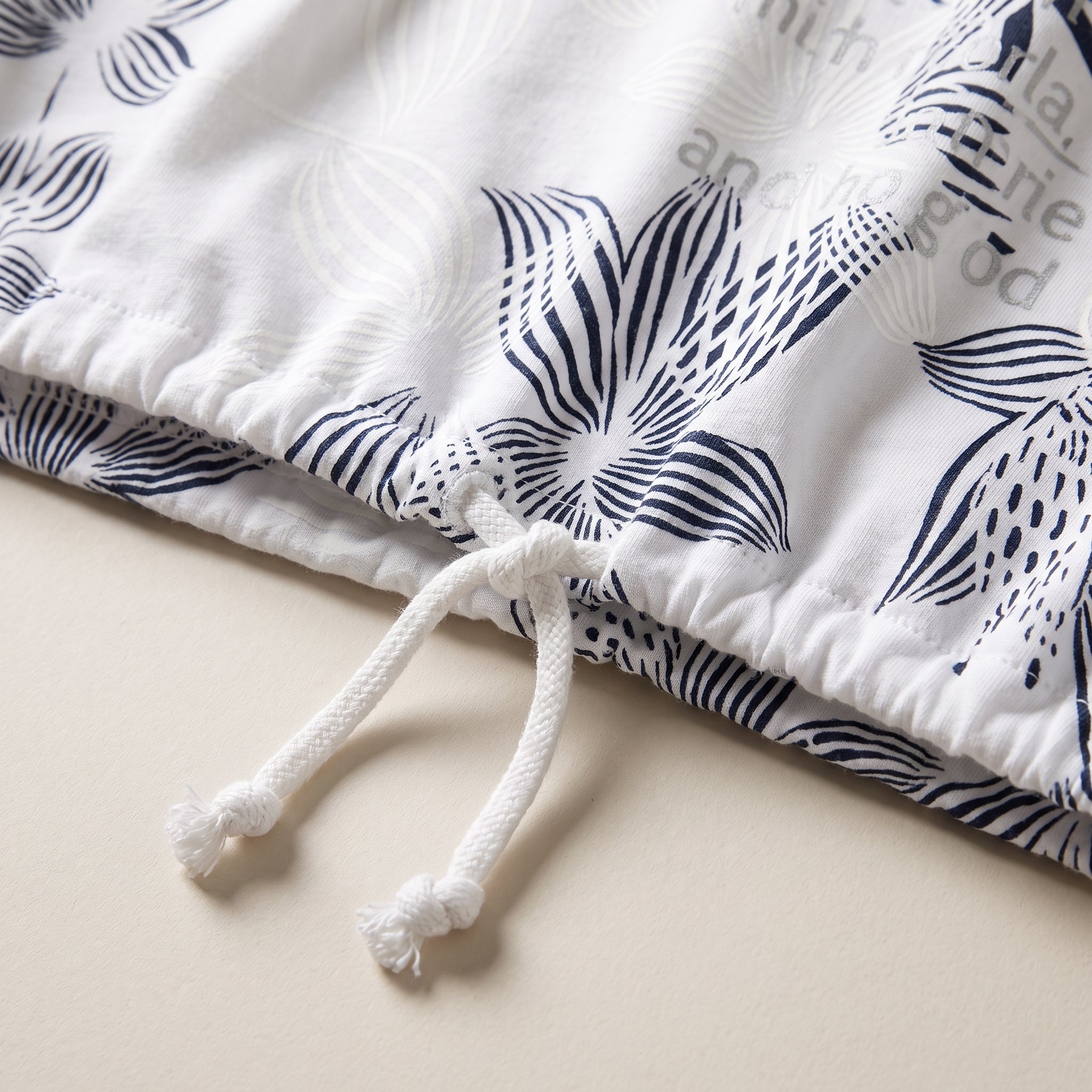 Tricou cu imprimeu floral și șnur în talie — detail_constructie