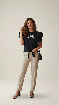 Tricou negru de damă cu mâneci scurte bufante, imprimeu fundă și nod decorativ în talie, stil casual-elegant | Mira Style