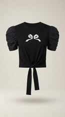 Tricou negru de damă cu mâneci scurte bufante, imprimeu fundă și nod decorativ în talie, stil casual-elegant