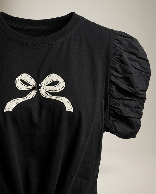 Tricou negru de damă cu mâneci scurte bufante, imprimeu fundă și nod decorativ în talie, stil casual-elegant