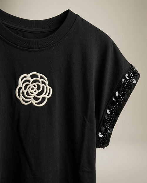 Tricou negru de damă dalef cu broderie floare și mâneci decorate cu paiete, stil casual-elegant