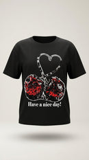 Tricou negru de damă din bumbac cu paiete reversibile în formă de cireșe și inimă, mesaj 'have a nice day!'