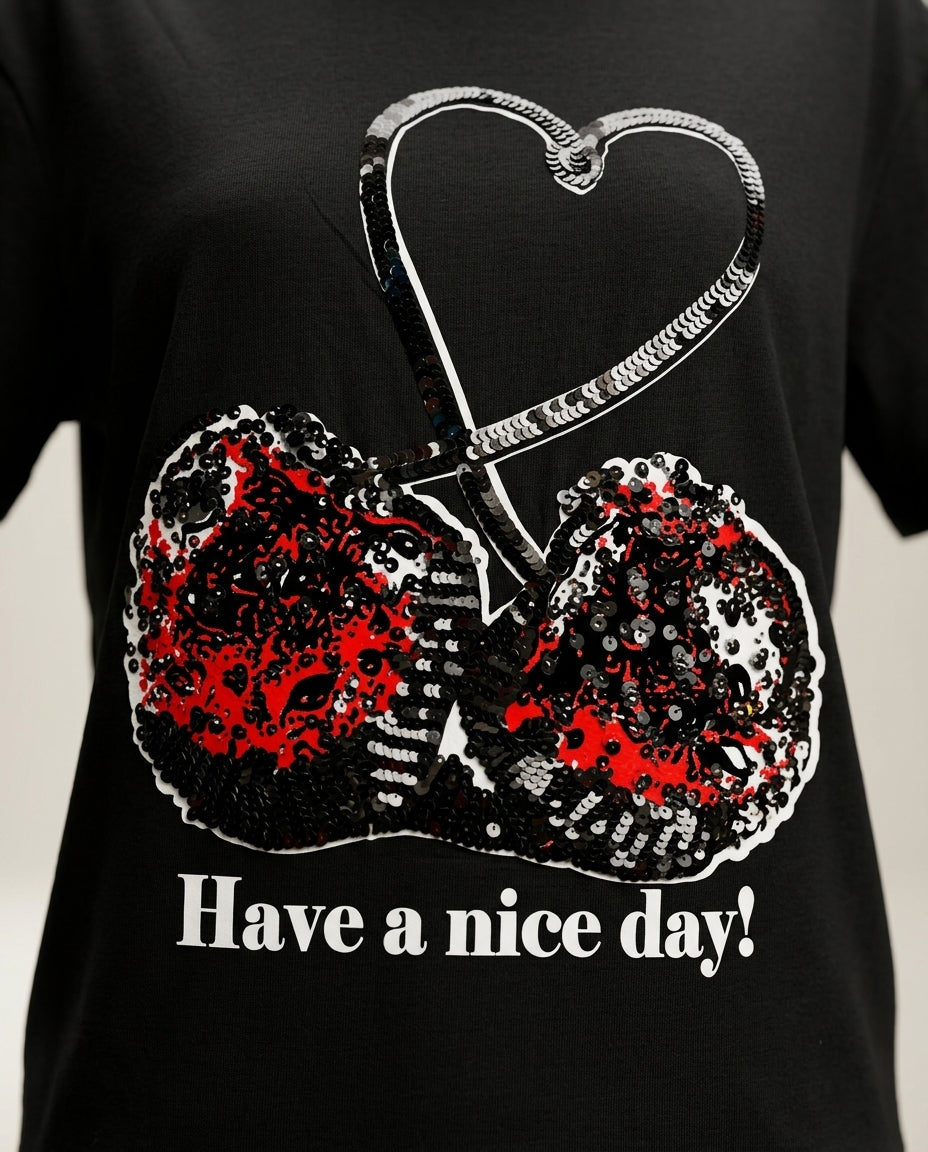 Tricou negru de damă din bumbac cu paiete reversibile în formă de cireșe și inimă, mesaj 'have a nice day!'