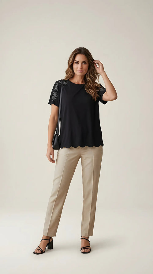 Tricou negru de damă elegant cu aplicații florale și strasuri pe umeri, stil casual-chic