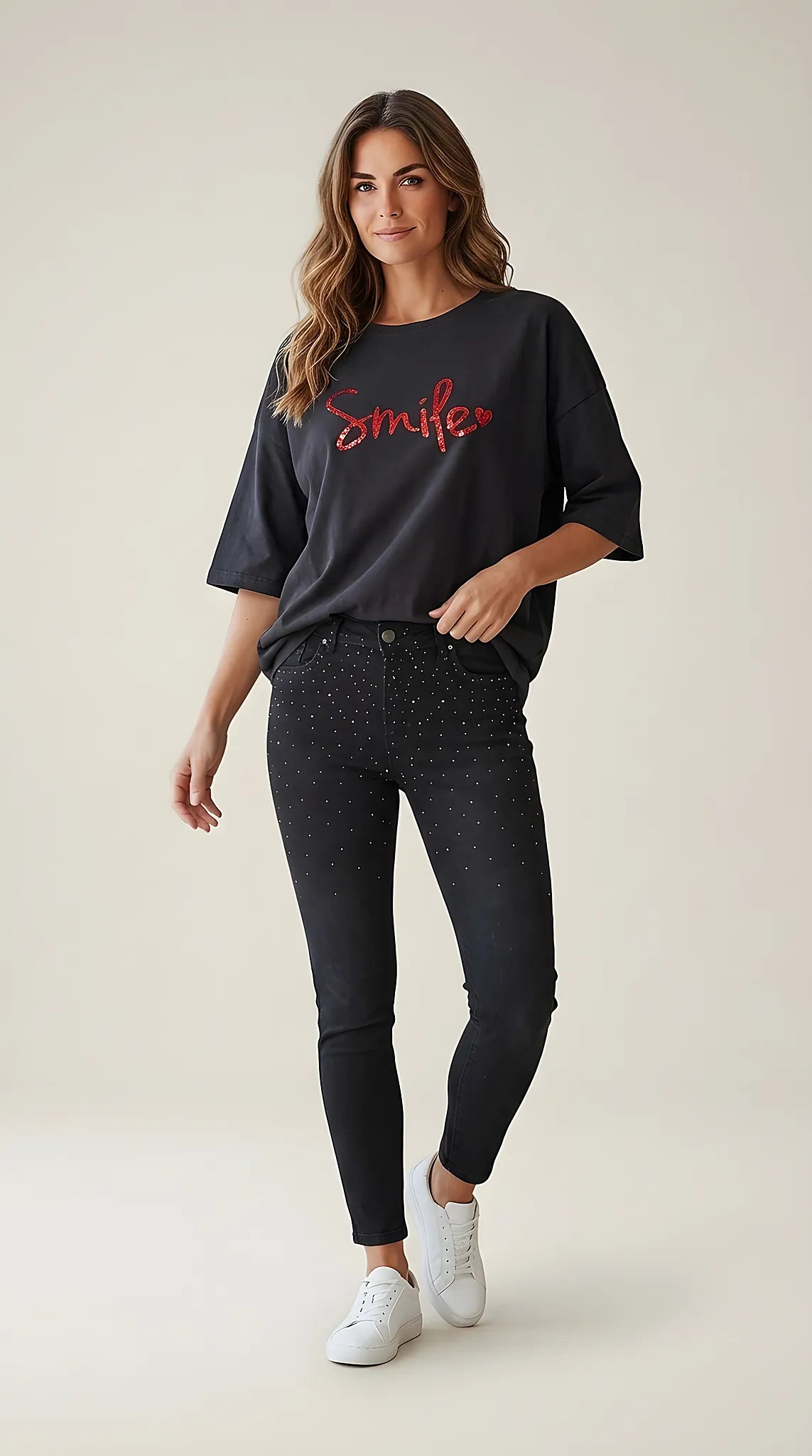 Tricou negru oversized cu inscripție 'smile' din paiete roșii