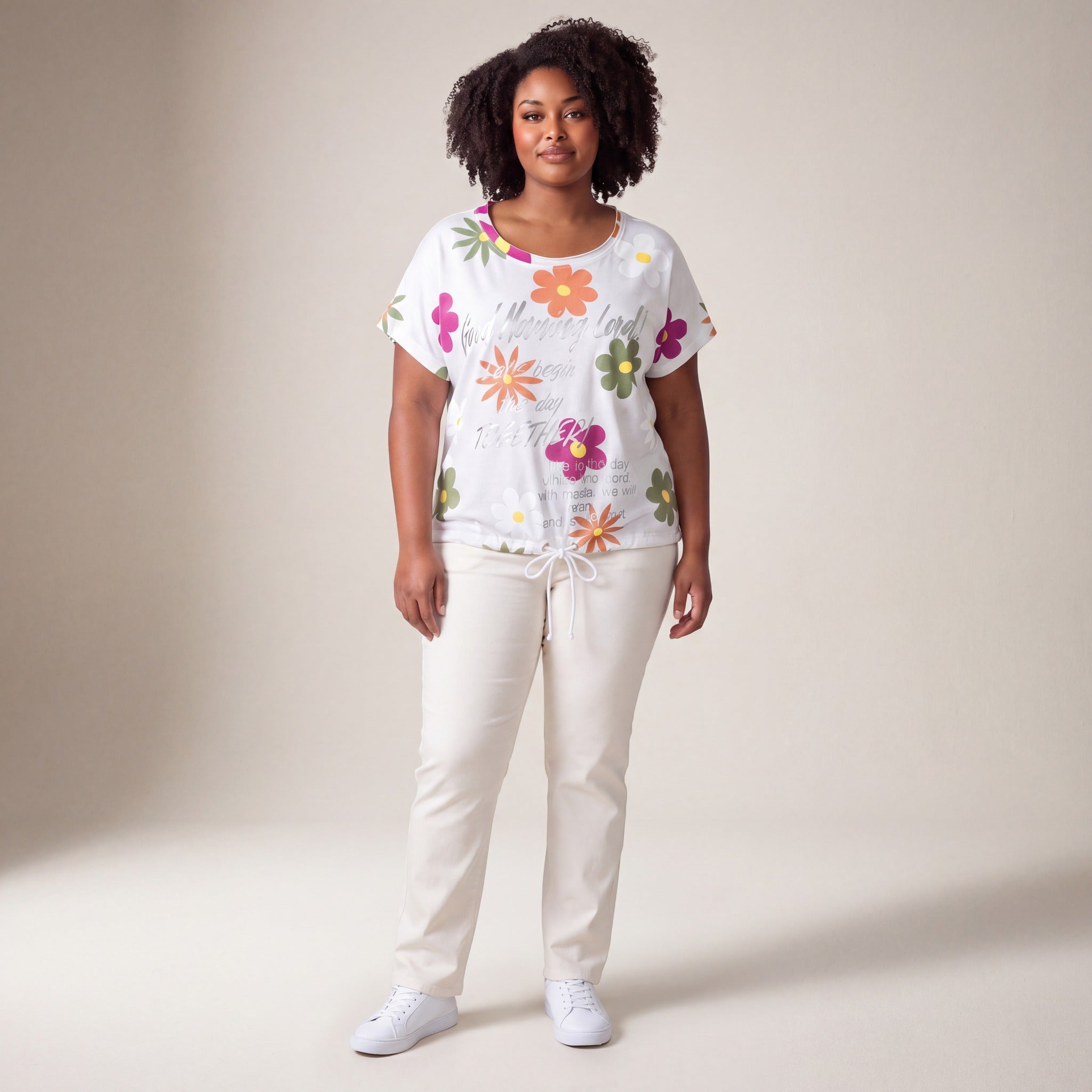 Tricou plus size floral, alb — purtat, din față