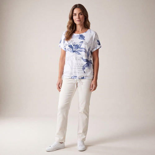 Tricou plus size cu imprimeu floral, alb — purtat, din față