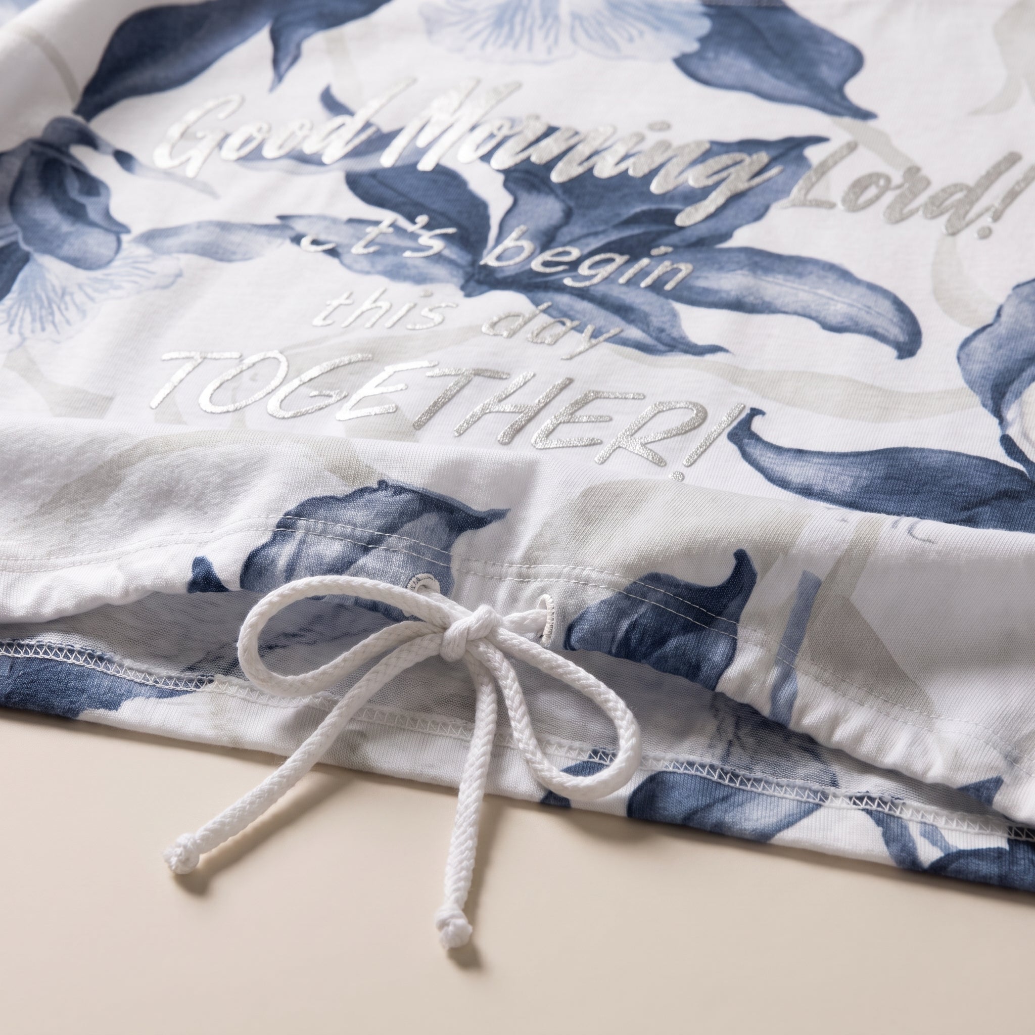 Tricou plus size cu imprimeu floral, alb — detaliu material
