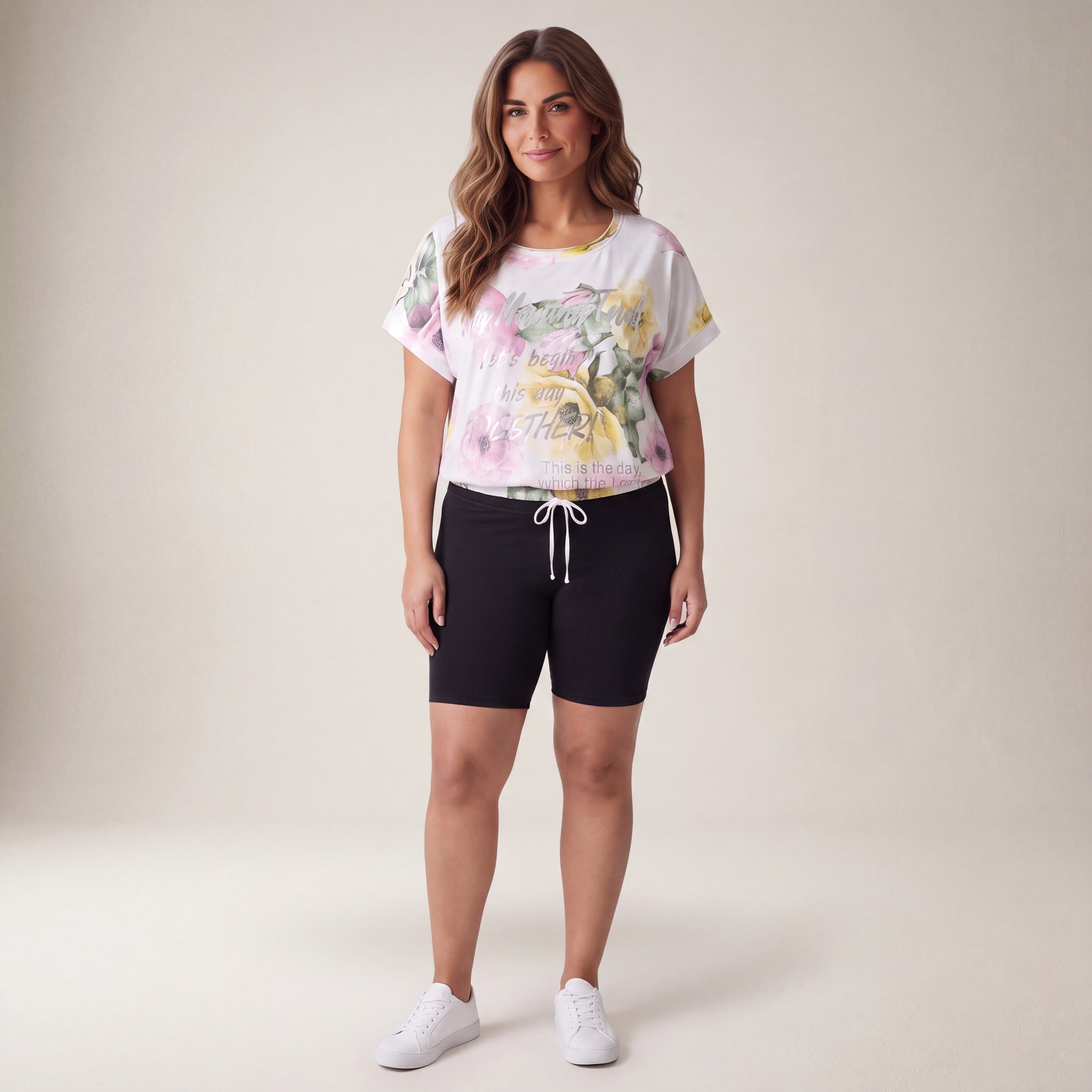 Tricou plus size cu imprimeu floral, alb — purtat, din față