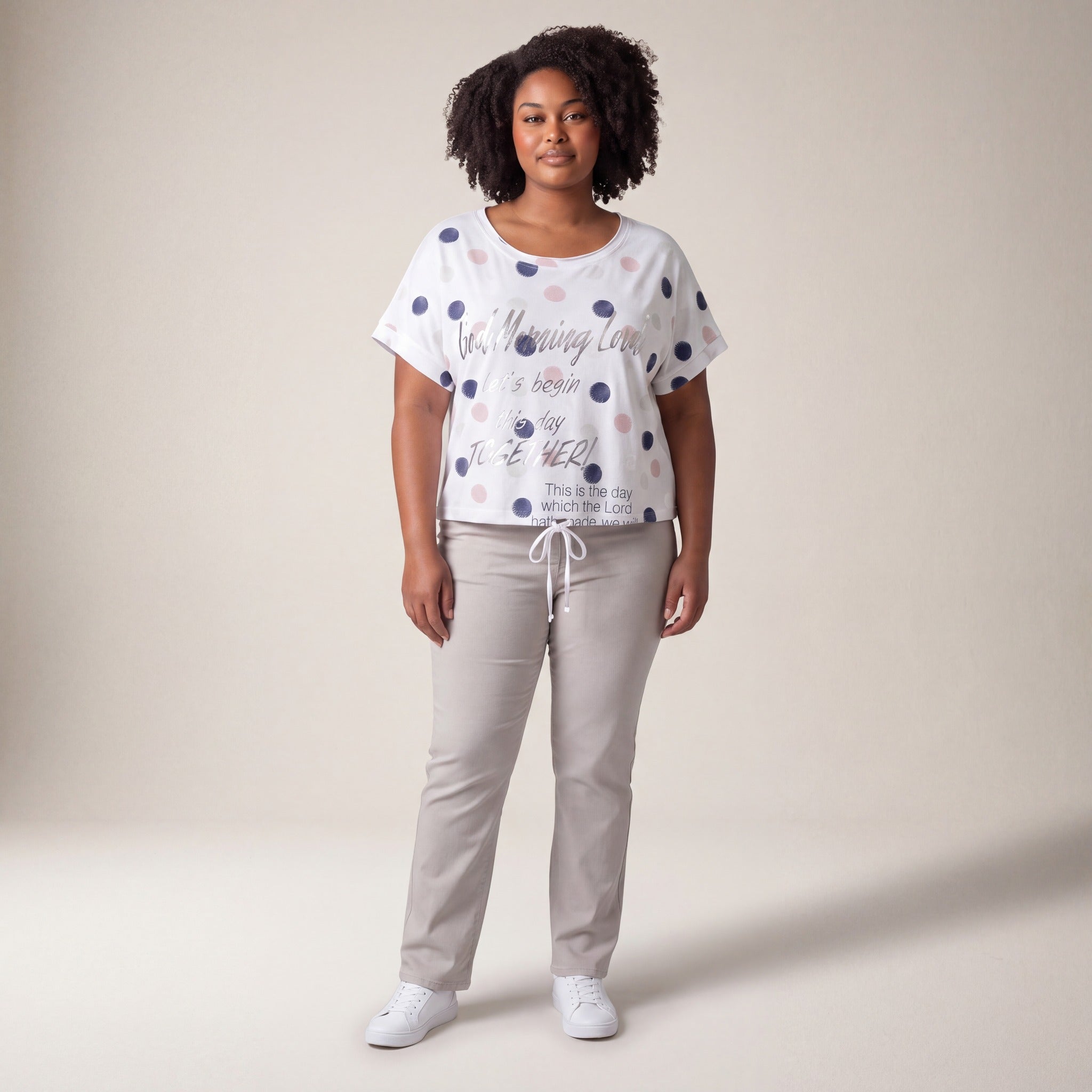 Tricou plus size cu imprimeu și șnur, alb — purtat, din față
